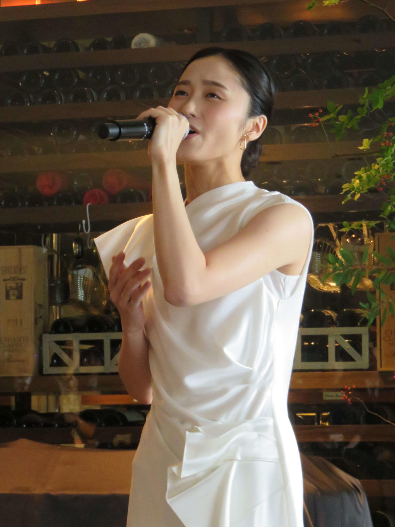 「PATISSERIE ANNIVEL」のイマーシブローンチパーティで歌唱披露する木下晴香