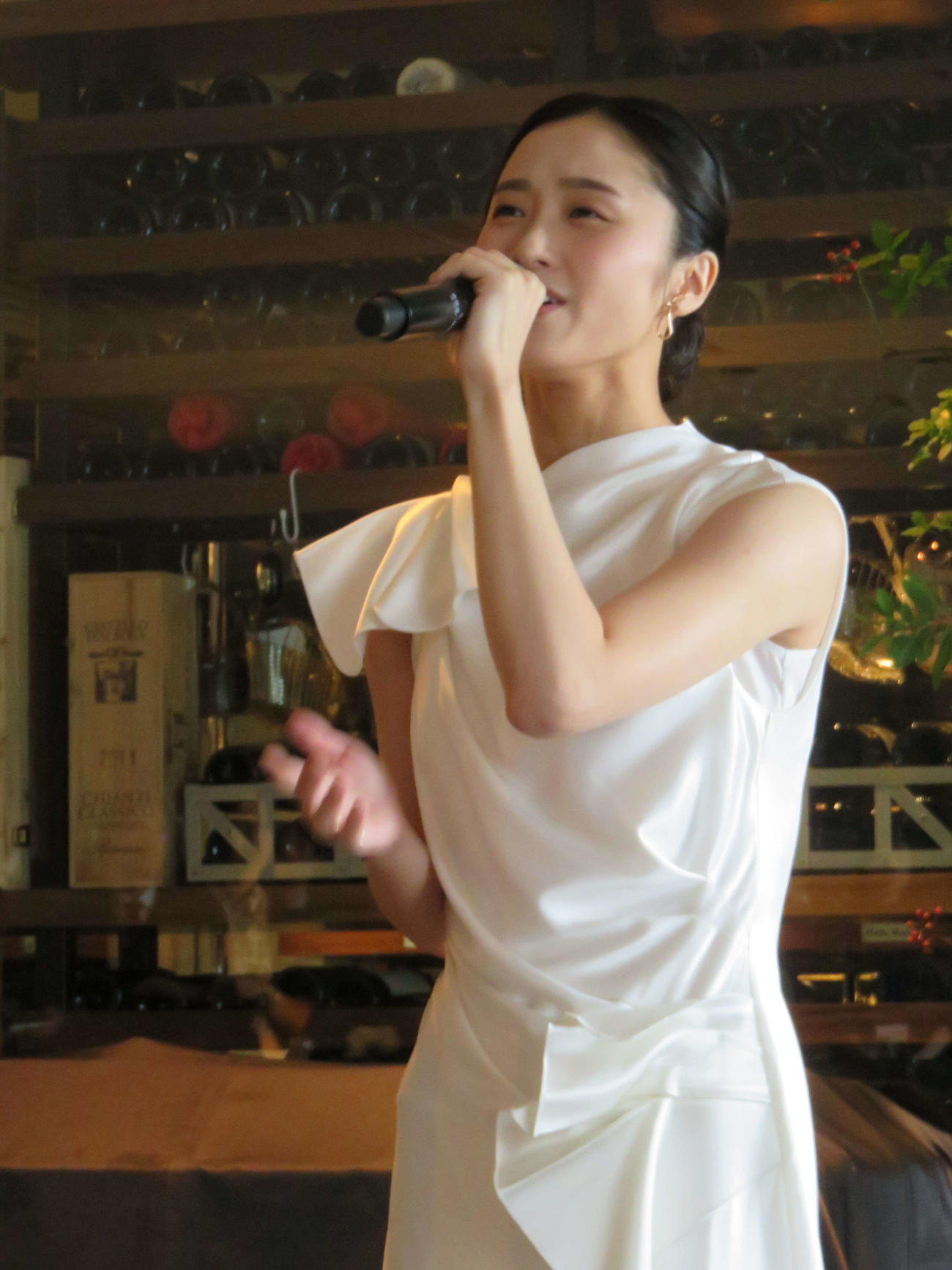 「PATISSERIE ANNIVEL」のイマーシブローンチパーティで歌唱披露する木下晴香