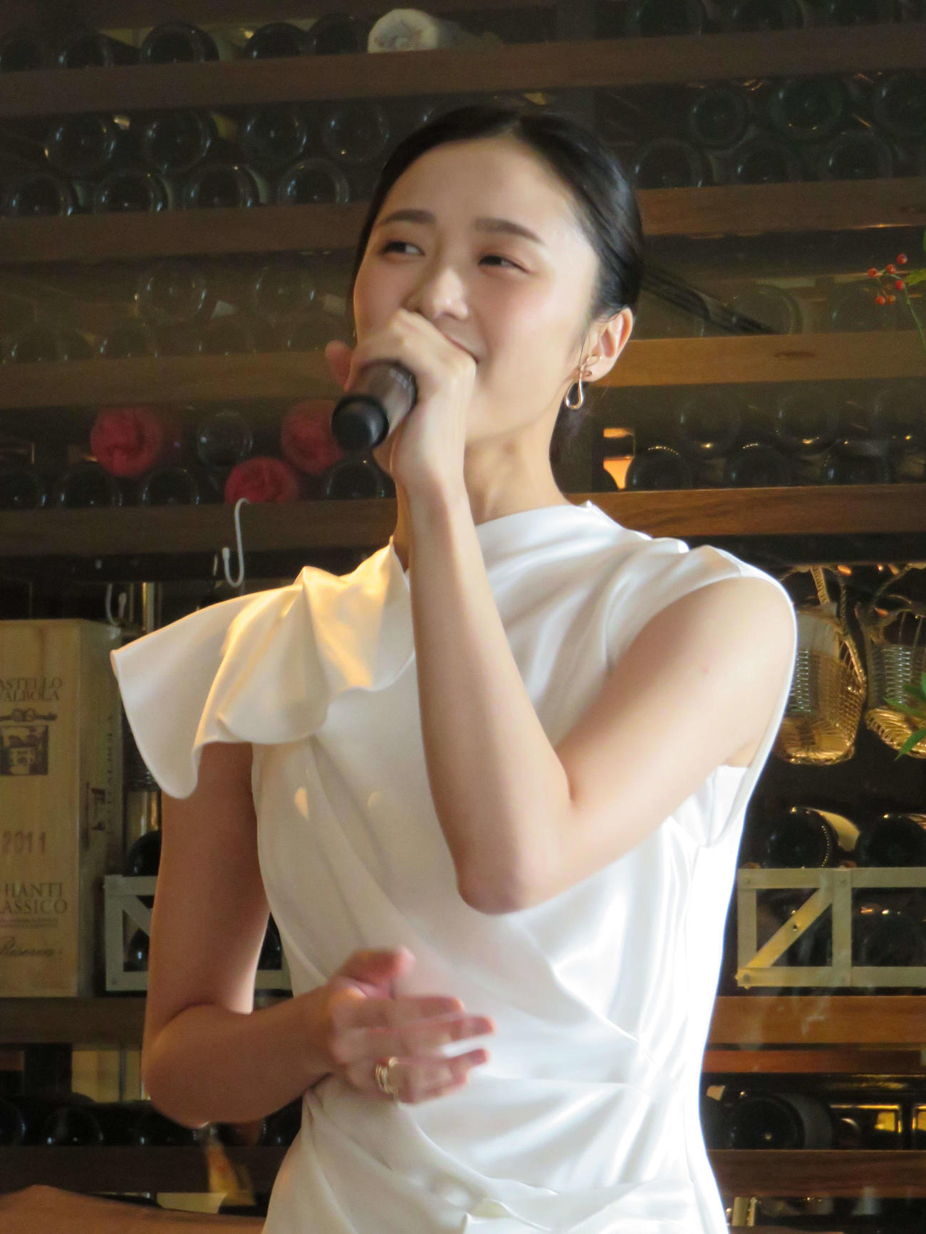 「PATISSERIE ANNIVEL」のイマーシブローンチパーティで歌唱披露する木下晴香