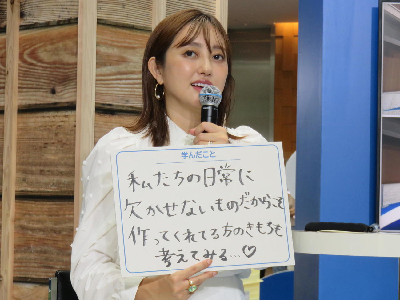 「値段のない豆腐屋さん～みんなが納得の『フェアな値段』を考えよう～」開店セレモニーに登場した菊地亜美