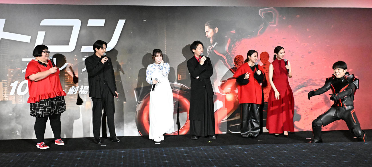 映画「トロン：アレス」日本公開イベントのジェスチャークイズでポーズをとるダンディ坂野（右端）（撮影・千葉一成）