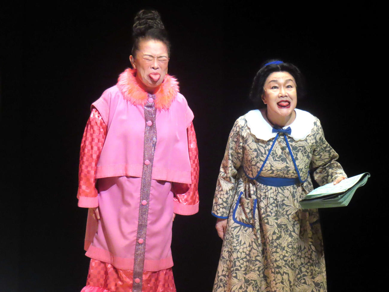 舞台「『大誘拐』～四人で大スペクタクル～」ゲネプロに出演した柴田理恵（左）と白石加代子