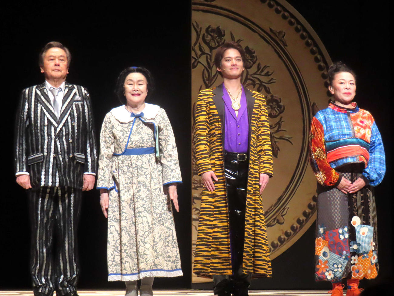 舞台「『大誘拐』～四人で大スペクタクル～」ゲネプロに出演した、左から風間杜夫、白石加代子、中山優馬、柴田理恵