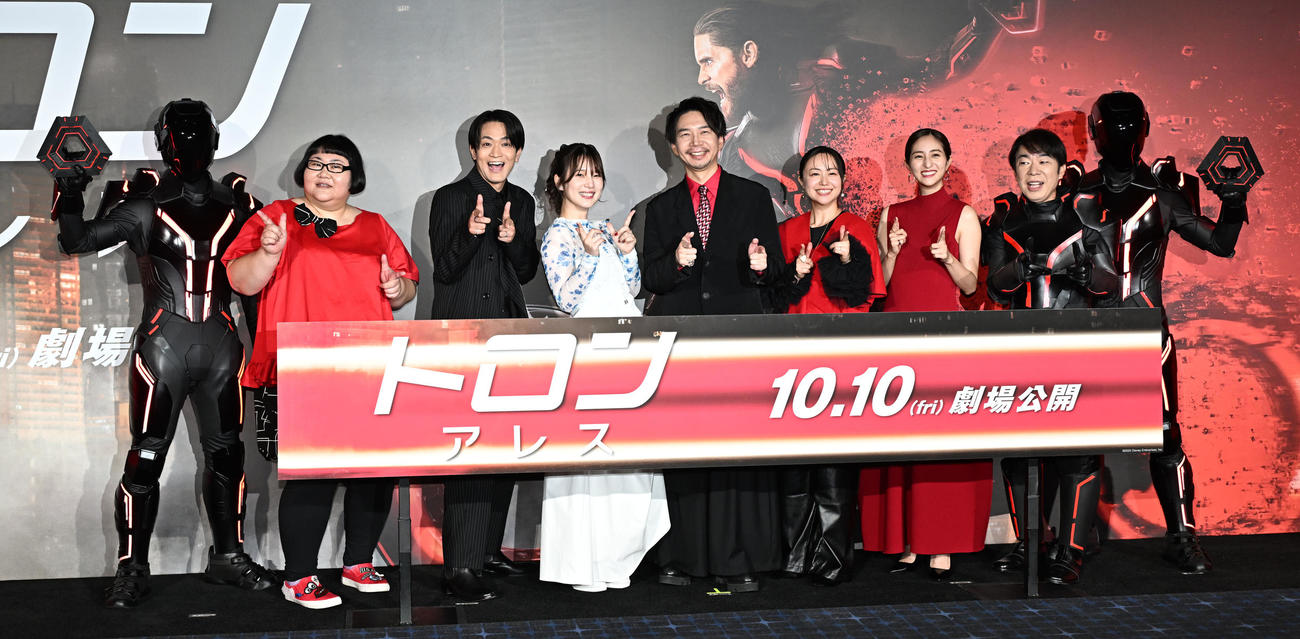 映画「トロン：アレス」日本公開イベントに登場した、左からメイプル超合金の安藤なつ、石川界人、内田真礼、諏訪部順一、田村睦心、堀田茜、ダンディ坂野（撮影・千葉一成）
