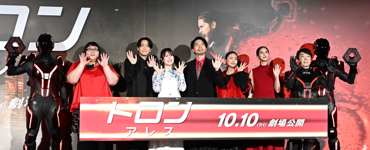 映画「トロン：アレス」日本公開イベントに登場した、左からメイプル超合金の安藤なつ、石川界人、内田真礼、諏訪部順一、田村睦心、堀田茜、ダンディ坂野（撮影・千葉一成）