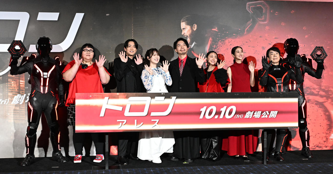 映画「トロン：アレス」日本公開イベントに登場した、左からメイプル超合金の安藤なつ、石川界人、内田真礼、諏訪部順一、田村睦心、堀田茜、ダンディ坂野（撮影・千葉一成）
