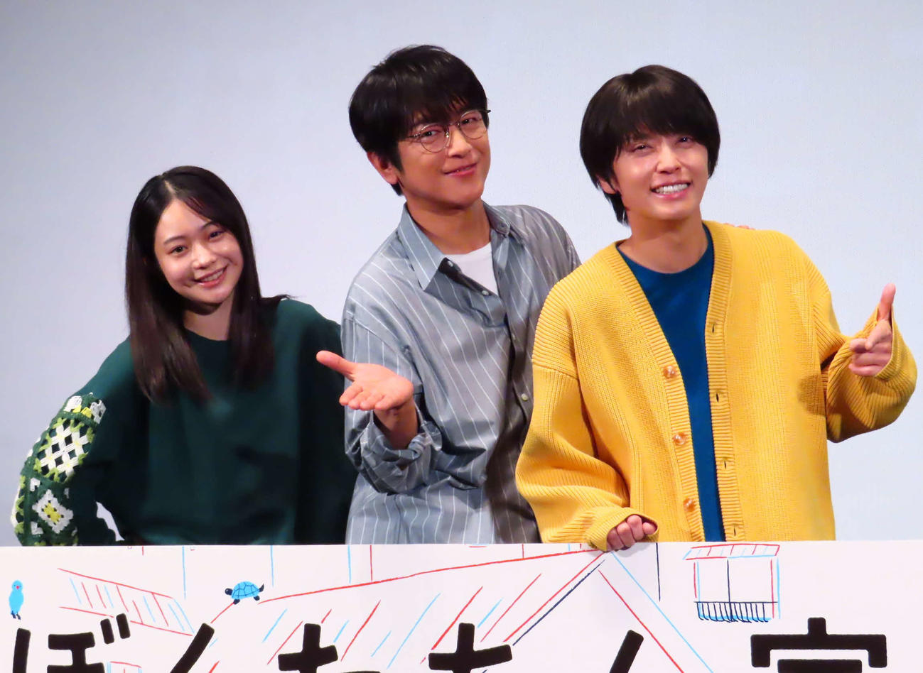 日本テレビ系連続ドラマ「ぼくたちん家」完成披露試写会に登壇した、左から白鳥玉季、及川光博、手越祐也