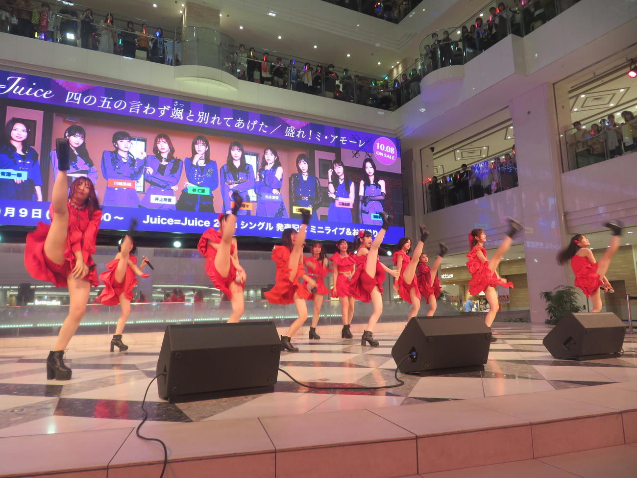 新曲発売イベントで足上げのパフォーマンスを披露するJuice＝Juice（撮影・川田和博）