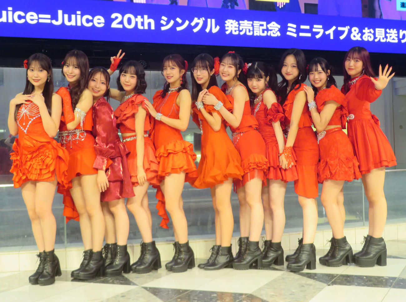 新曲発売イベントに出席したJuice＝Juice。左から工藤由愛、石山咲良、有澤一華、江端妃咲、井上玲音、林仁愛、段原瑠々、川嶋美楓、遠藤彩加里、入江里咲、松永里愛（撮影・川田和博）