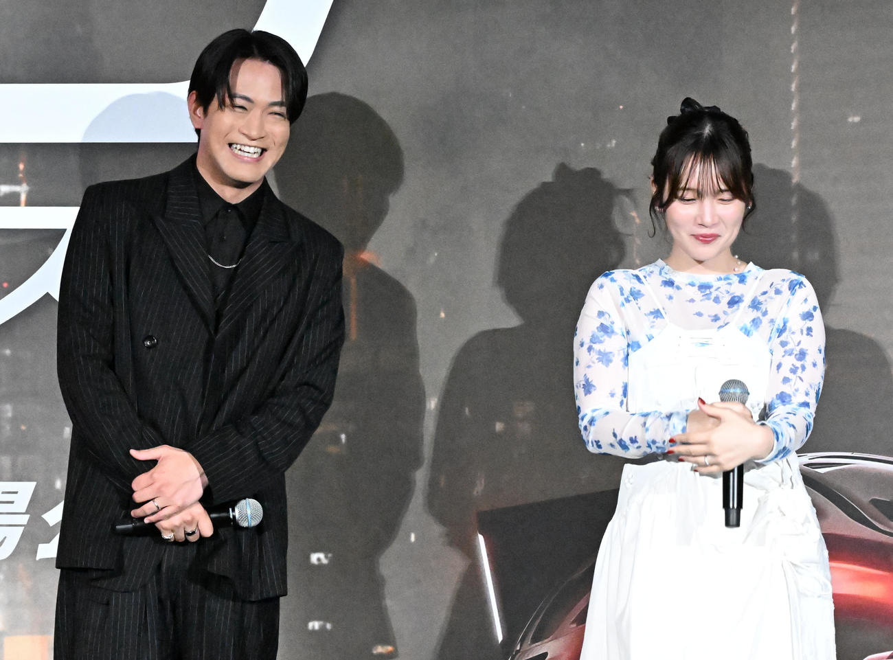 映画「トロン：アレス」日本公開イベントで結婚したことを紹介され照れ笑いを浮かべる石川界人（左）と内田真礼（撮影・千葉一成）