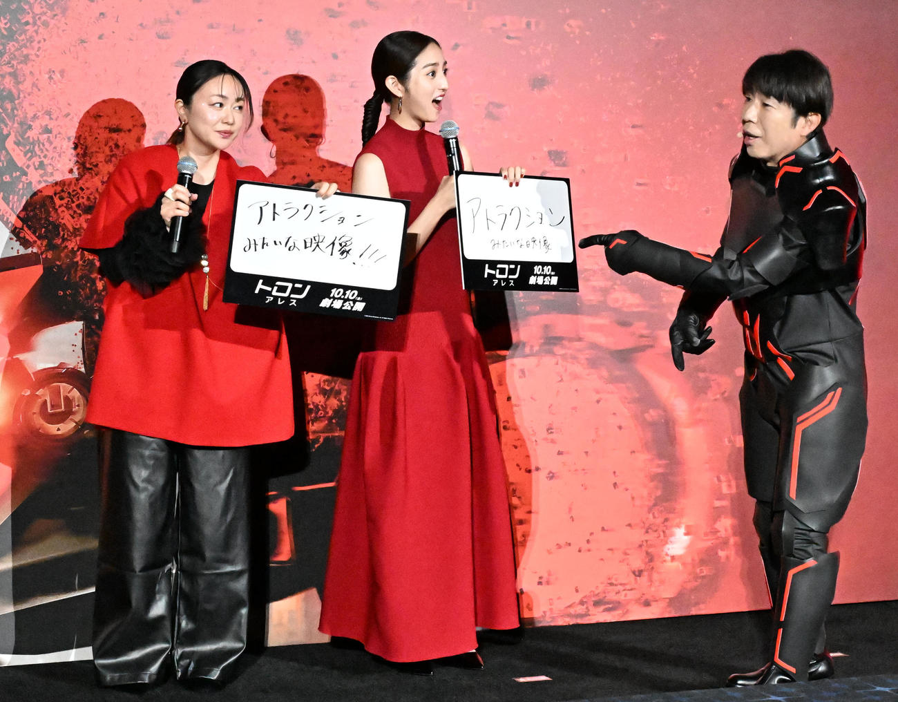 映画「トロン：アレス」日本公開イベントで偶然同じ答えをフリップに書いた田村睦心（左）と堀田茜（中央）に驚くダンディ坂野（撮影・千葉一成）