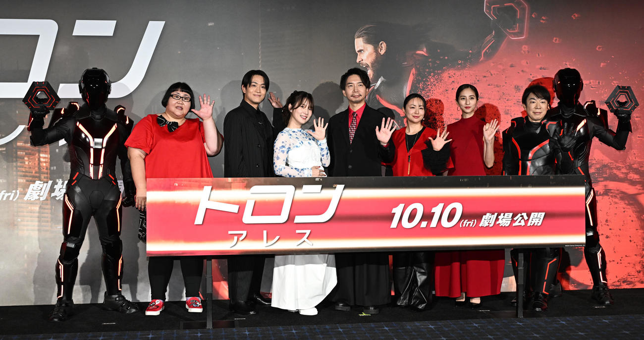 映画「トロン：アレス」日本公開イベントに登場した、左からメイプル超合金の安藤なつ、石川界人、内田真礼、諏訪部順一、田村睦心、堀田茜、ダンディ坂野（撮影・千葉一成）