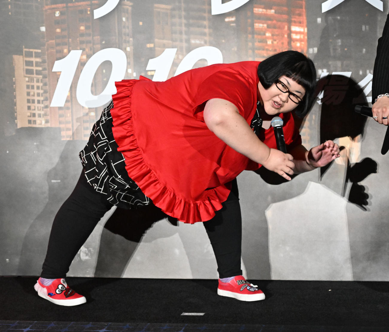 映画「トロン：アレス」日本公開イベントで劇中に登場するバイクのポーズを披露するすメイプル超合金の安藤なつ（撮影・千葉一成）