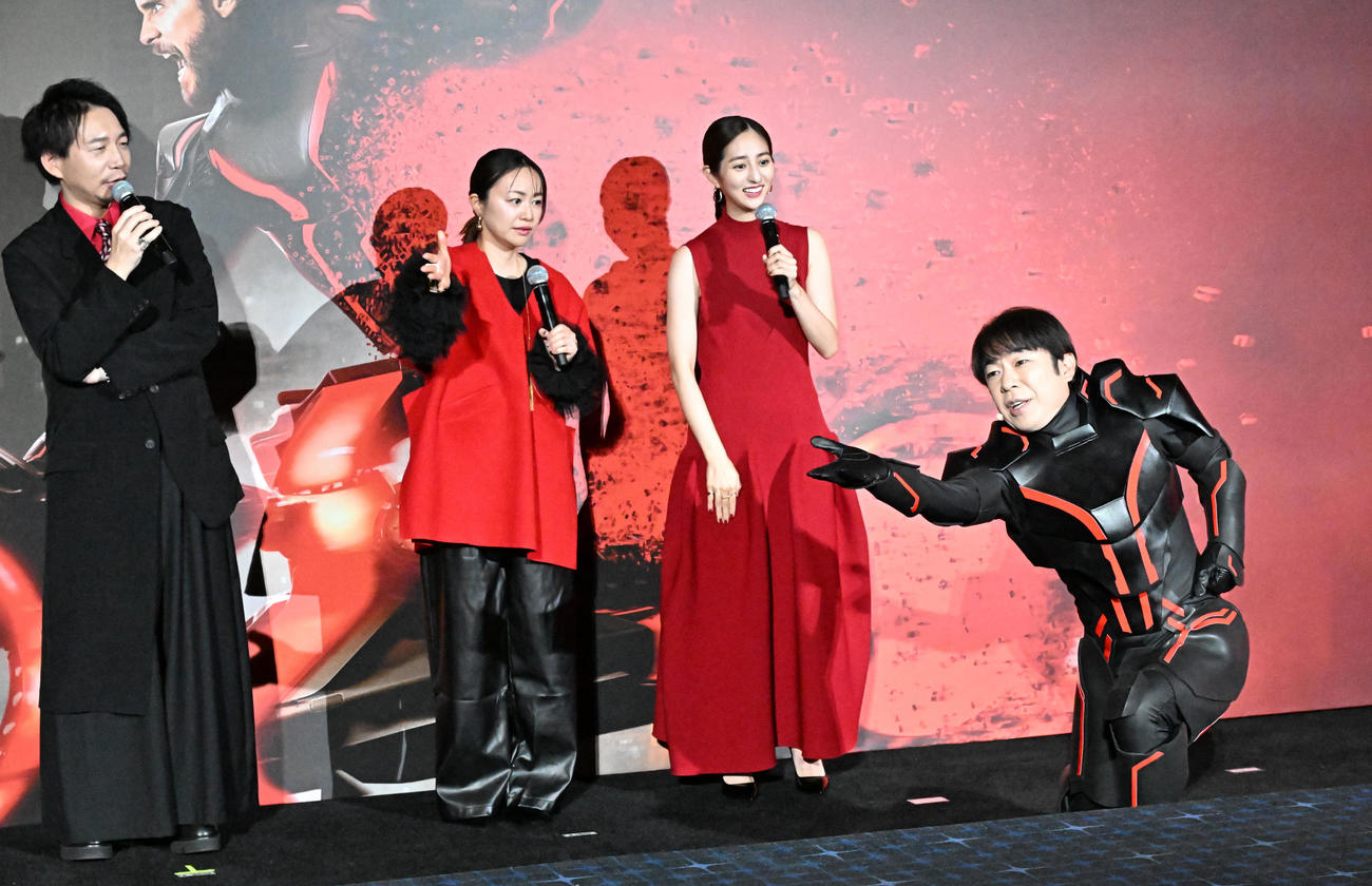 映画「トロン：アレス」日本公開イベントのジェスチャークイズでポーズをとるダンディ坂野（右端）（撮影・千葉一成）