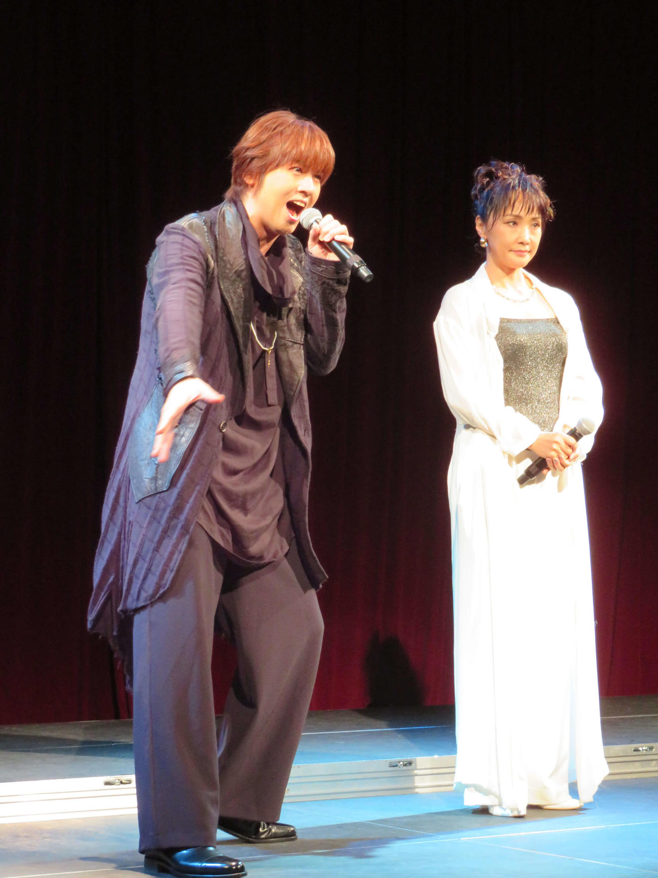 「デスノート　THE MUSICAL」製作発表で「哀れな人間」を歌唱する浦井健治と濱田めぐみ（撮影・村上幸将）