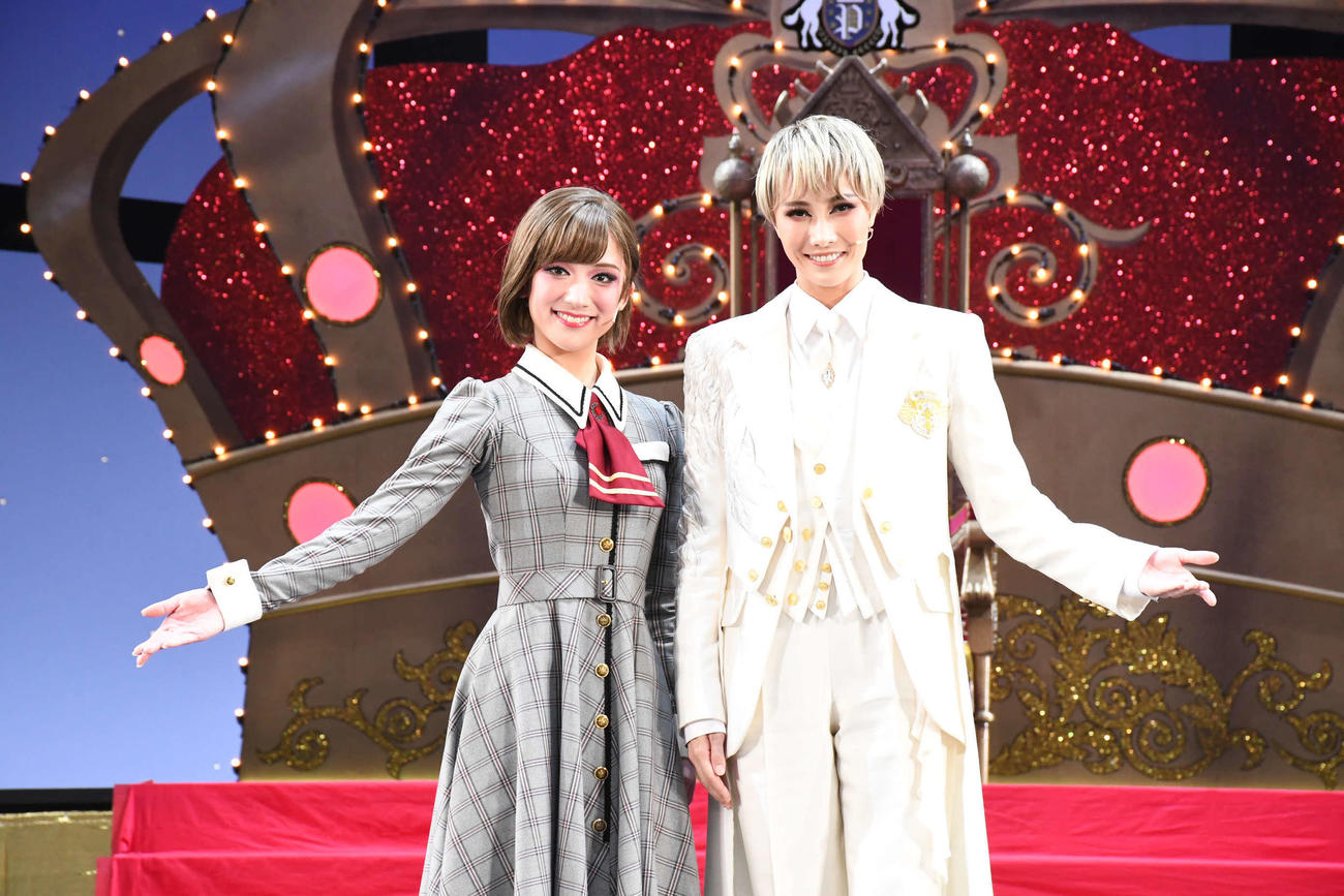「PRINCE OF LEGEND」新人公演で主演を務めた大路りせ（右）と風羽咲季（撮影・阪口孝志）