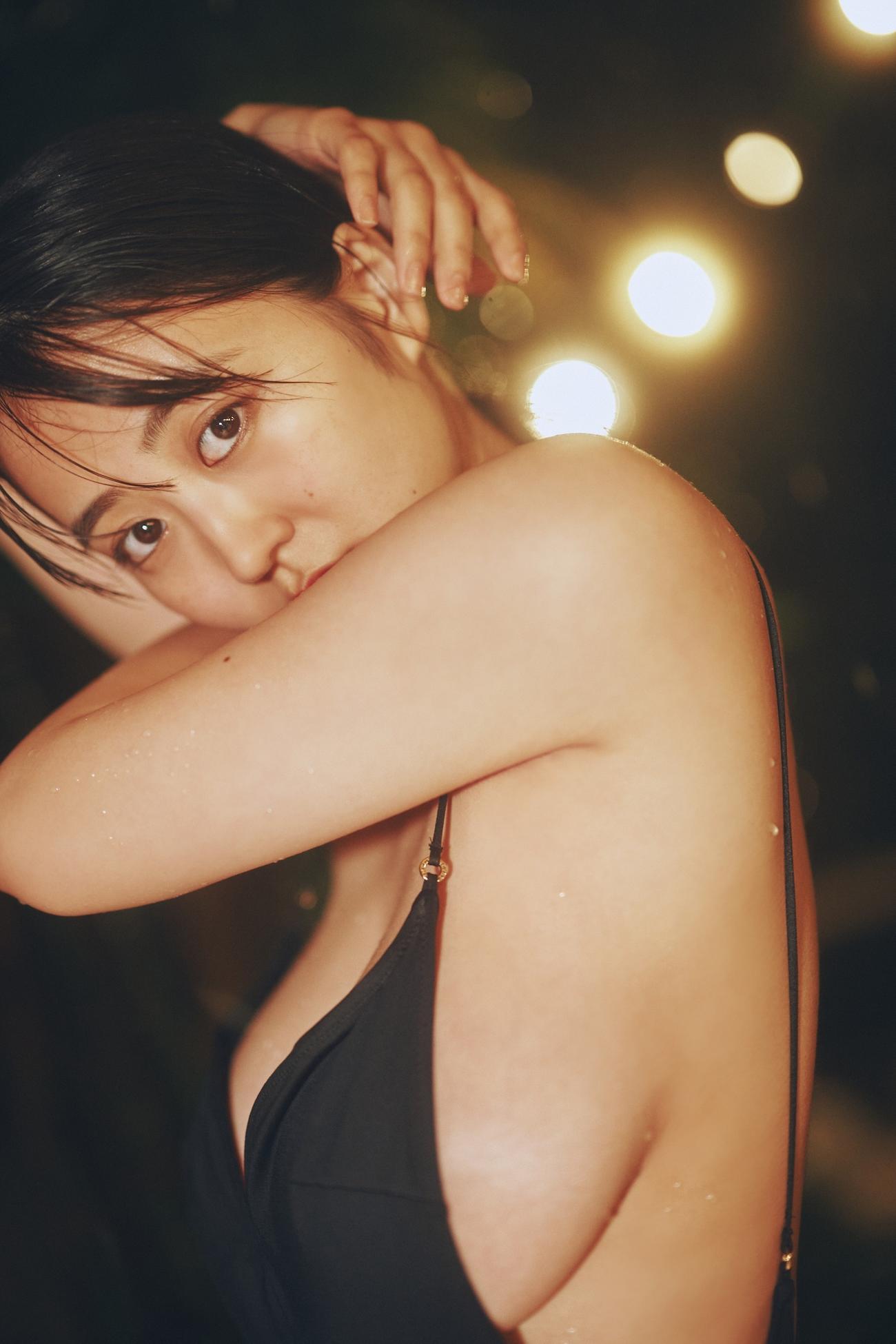 10月29日発売の福井梨莉華初写真「あいの道しるべ」先行カット　（C）岡本武志／講談社