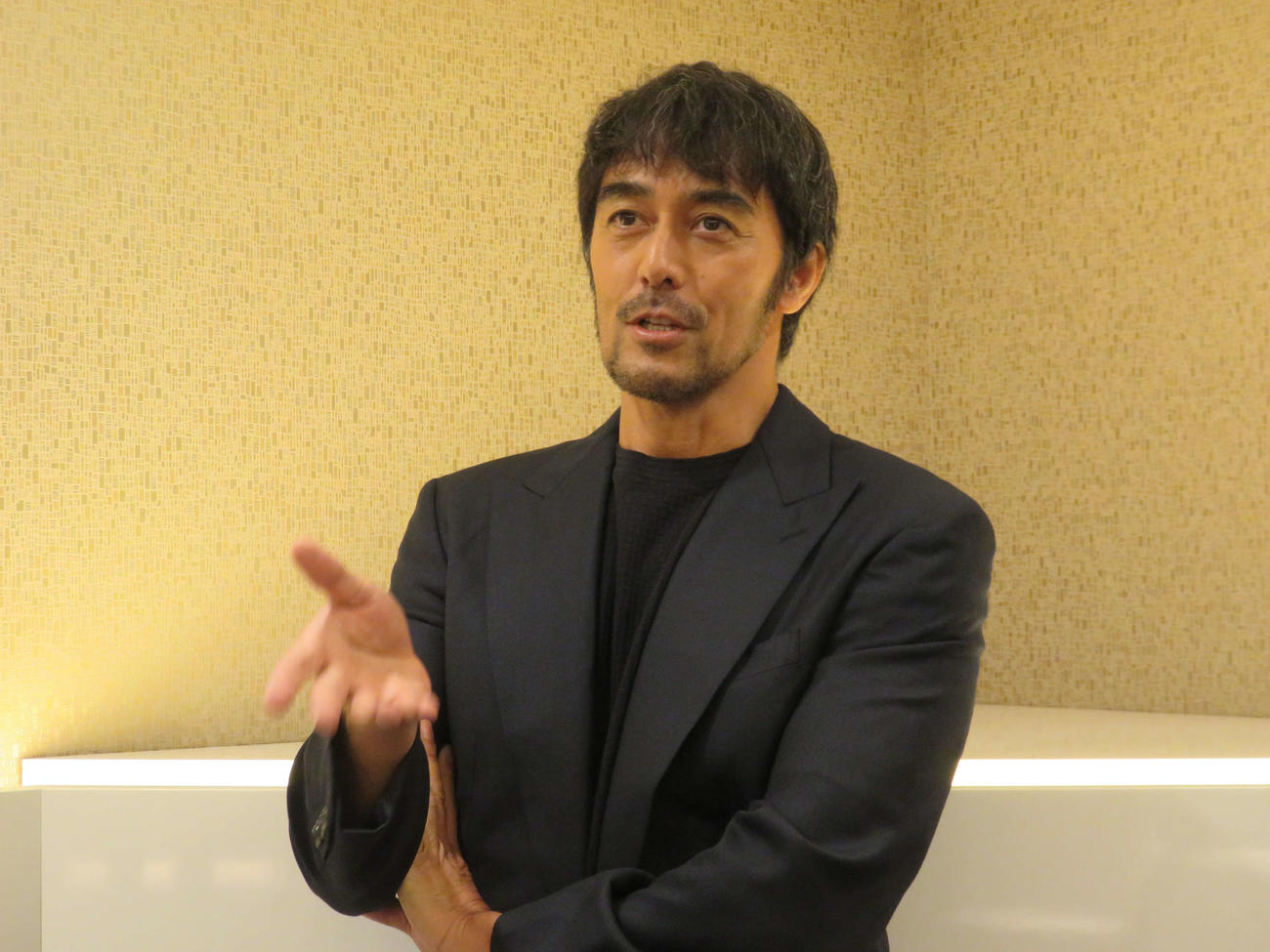 気さくに語る阿部寛