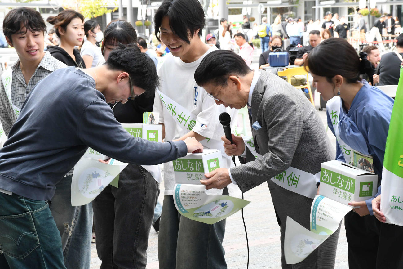 「あしなが学生募金」オープニングセレモニーで募金に感謝する西川きよし（右から2人目）（撮影・阪口孝志）
