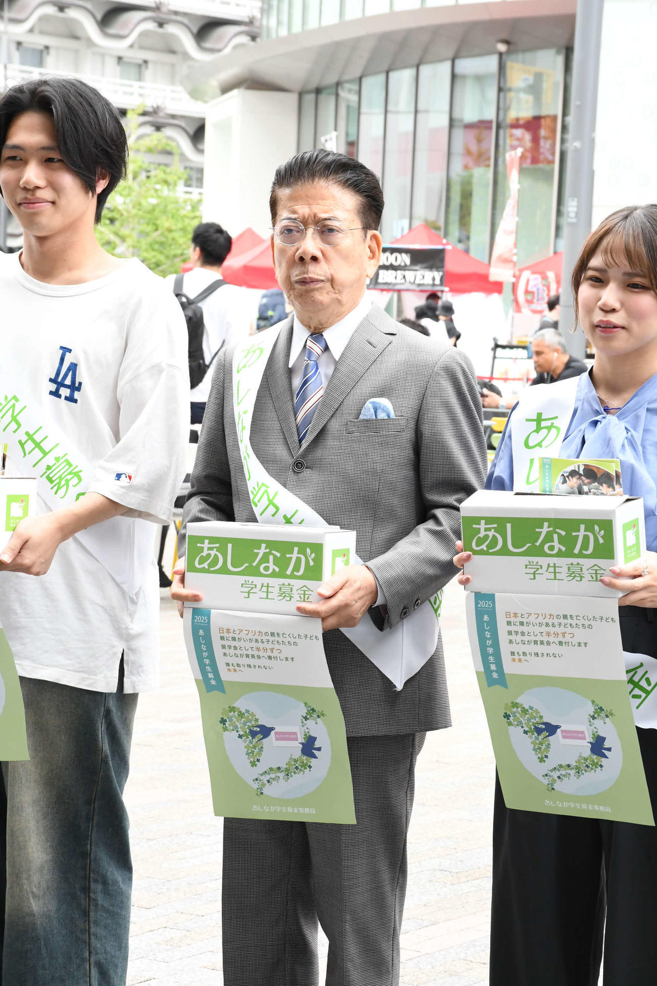「あしなが学生募金」オープニングセレモニーで募金を呼びかける西川きよし（左から2人目）（撮影・阪口孝志）
