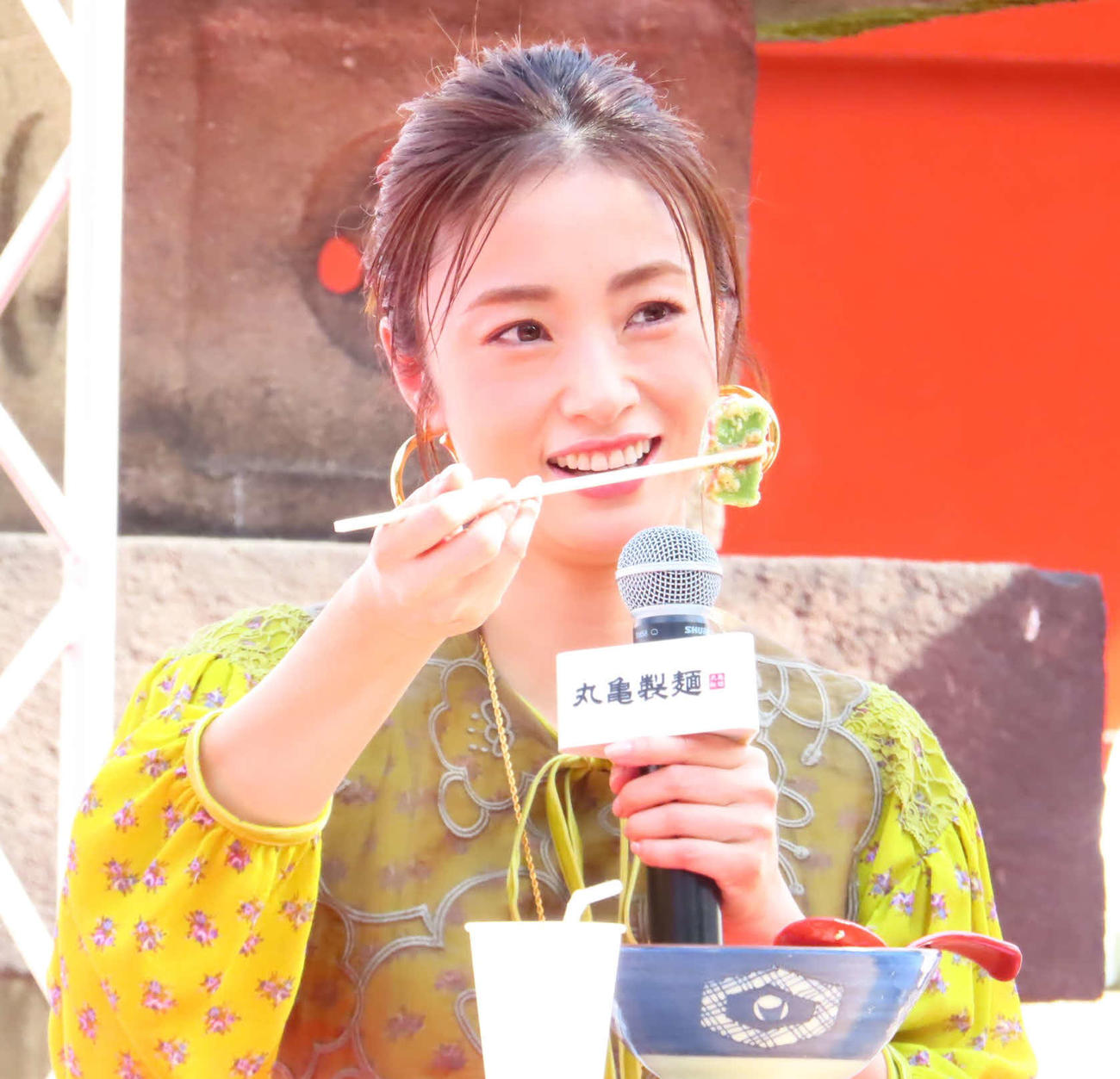 丸亀製麺「1811人の麺職人が贈る　丸亀製麺・打ち立ての秋」開幕式で試食する上戸彩