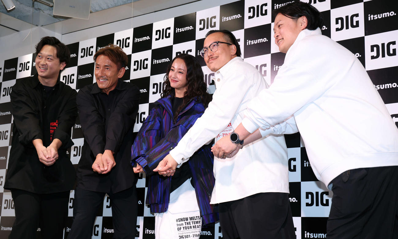 「ＤＩＧ」ブランドローンチ記者会見に登壇し、フォトセッションを行った。左からデザイナー一法師拓門氏、ブランドプロデューサー西村晃一氏、沢尻エリカ、写真家レスリー・キー氏、ブランドマネジャー坂部智久氏（撮影・山本朝陽）