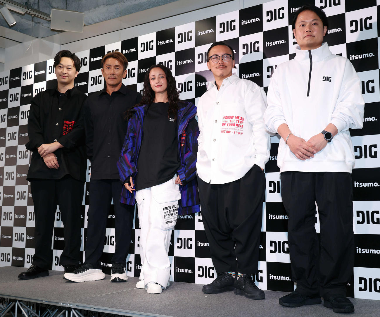 「ＤＩＧ」ブランドローンチ記者会見に登壇し、フォトセッションを行った。左からデザイナー一法師拓門氏、ブランドプロデューサー西村晃一氏、沢尻エリカ、写真家レスリー・キー氏、ブランドマネジャー坂部智久氏（撮影・山本朝陽）