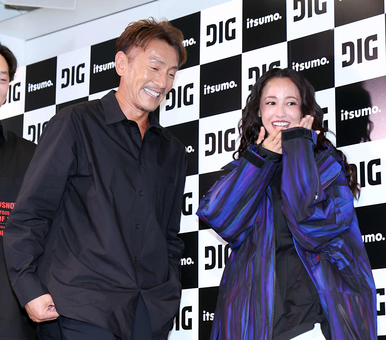 「DIG」ブランドローンチ記者会見に登壇し、笑顔を見せる沢尻エリカ（右）とブランドプロデューサーの西村晃一（撮影・山本朝陽）