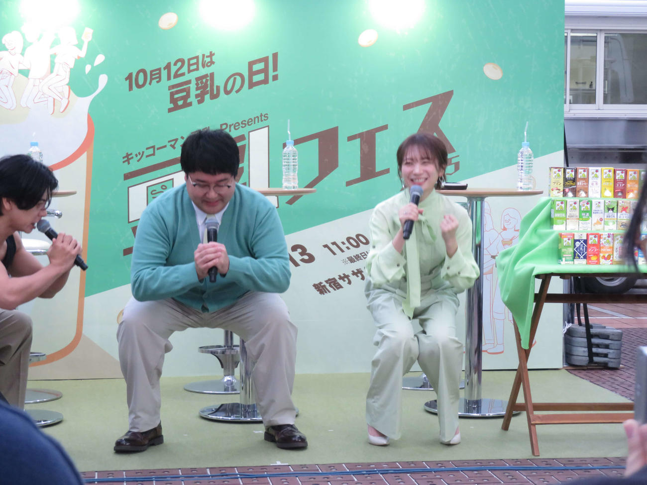 スクワット指導する野田クリスタル（左）、実演する村上と秋元真夏
