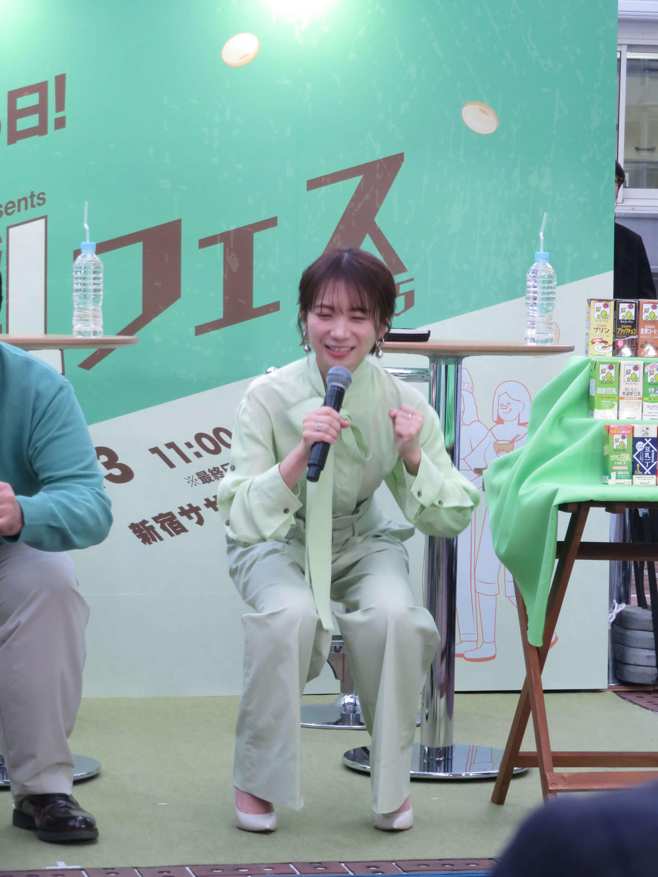 「キッコーマン豆乳Presents　豆乳フェス2025」オープニングセレモニーでスクワットをする秋元真夏