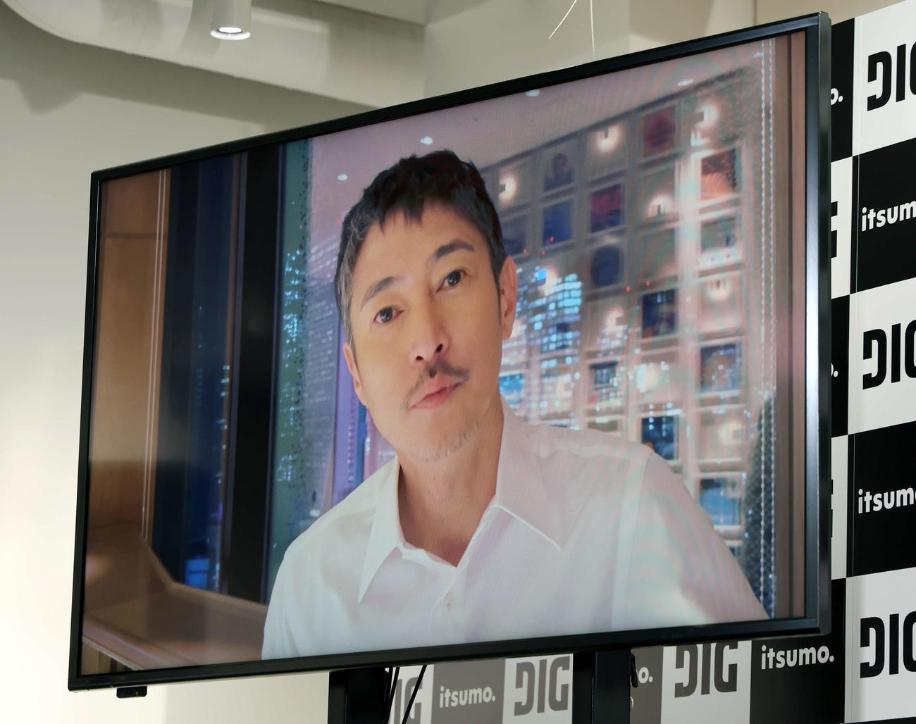 「DIG」ブランドローンチ記者会見に登壇した沢尻エリカに窪塚洋介からビデオメッセージが届く（撮影・山本朝陽）