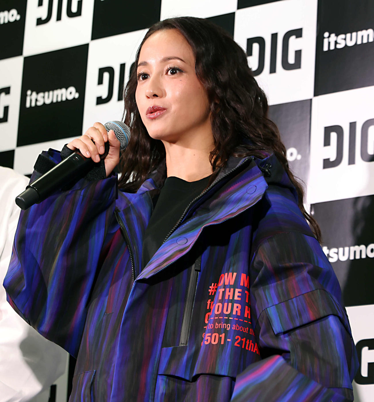 「DIG」ブランドローンチ記者会見に登壇し、話す沢尻エリカ（撮影・山本朝陽）