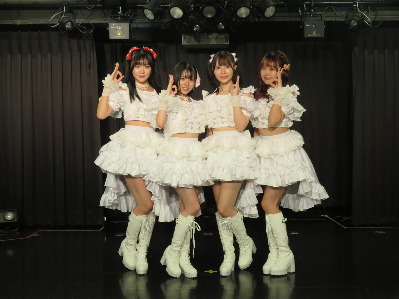 “オトメリアポーズ”を決めるオトメリア。左から成瀬もも、soa、叶奏まりの、かえで