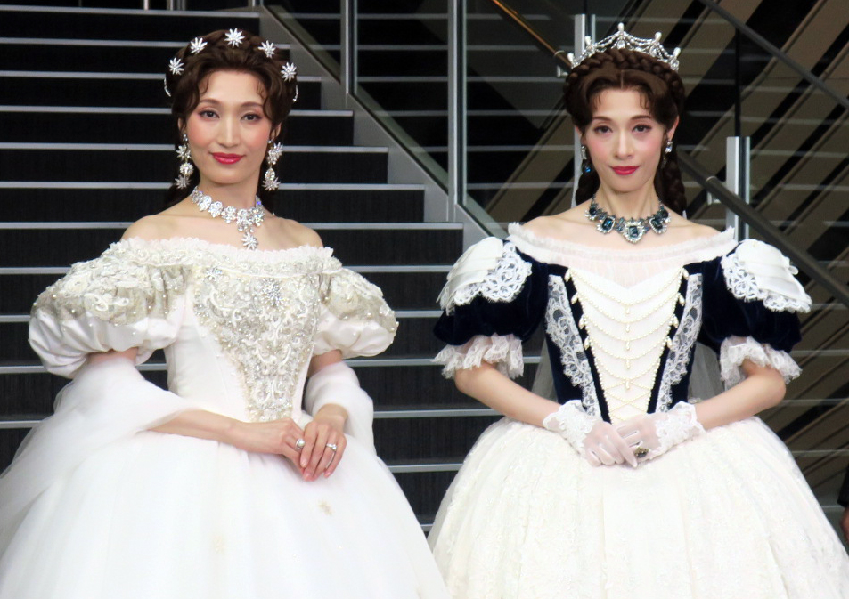 ミュージカル「エリザベート」初日前取材会で。左から、望海風斗、明日海りお