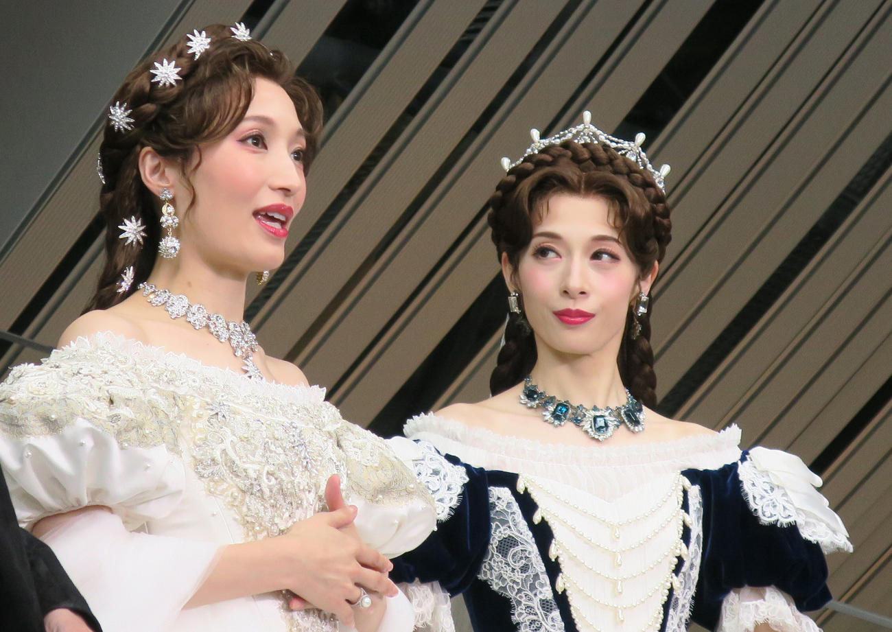 ミュージカル「エリザベート」初日前取材会で。左から、望海風斗、明日海りお