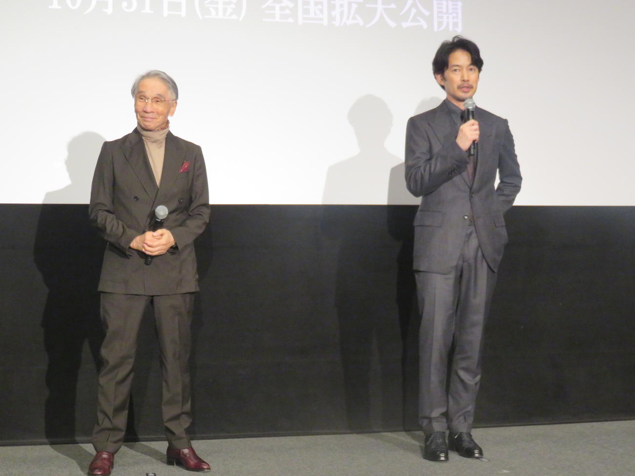 映画「SPIRIT WORLD－スピリットワールド－」の先行公開記念初日舞台あいさつに出席した堺正章（左）と竹野内豊