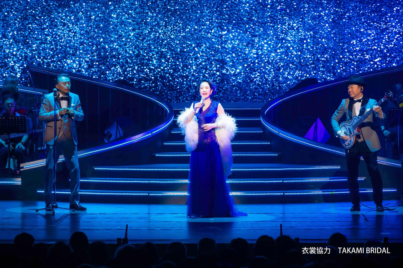 特別公演初日を迎えた坂本冬美（中央）（C）撮影：河上良