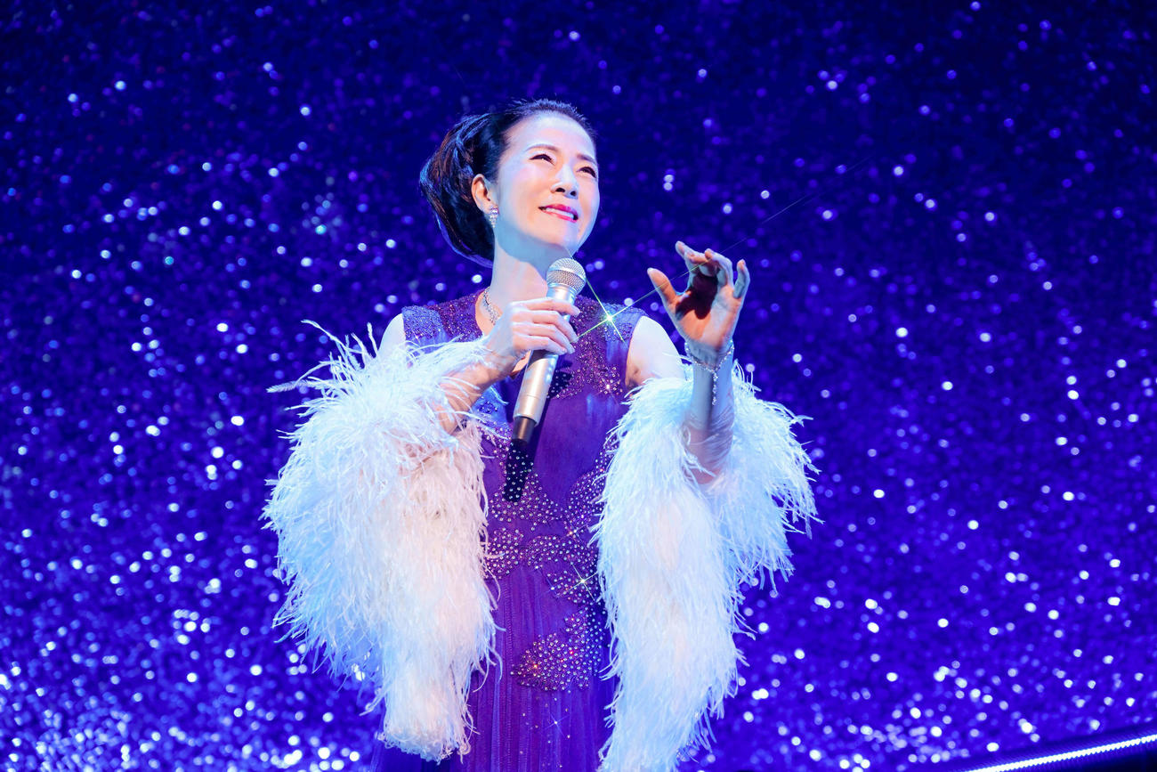 特別公演初日を迎えた坂本冬美（C）撮影：河上良