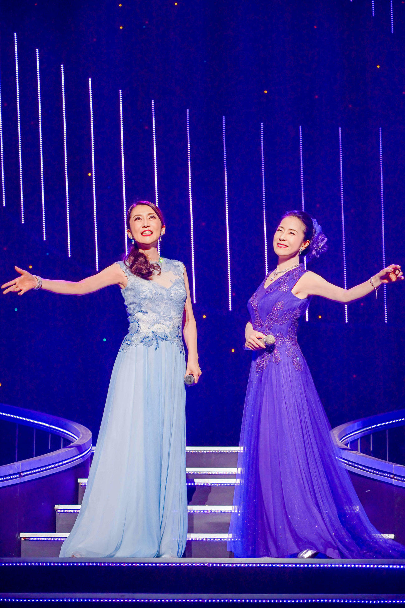 「坂本冬美特別公演」で歌う坂本冬美（右）と一路真輝（C）撮影：河上良