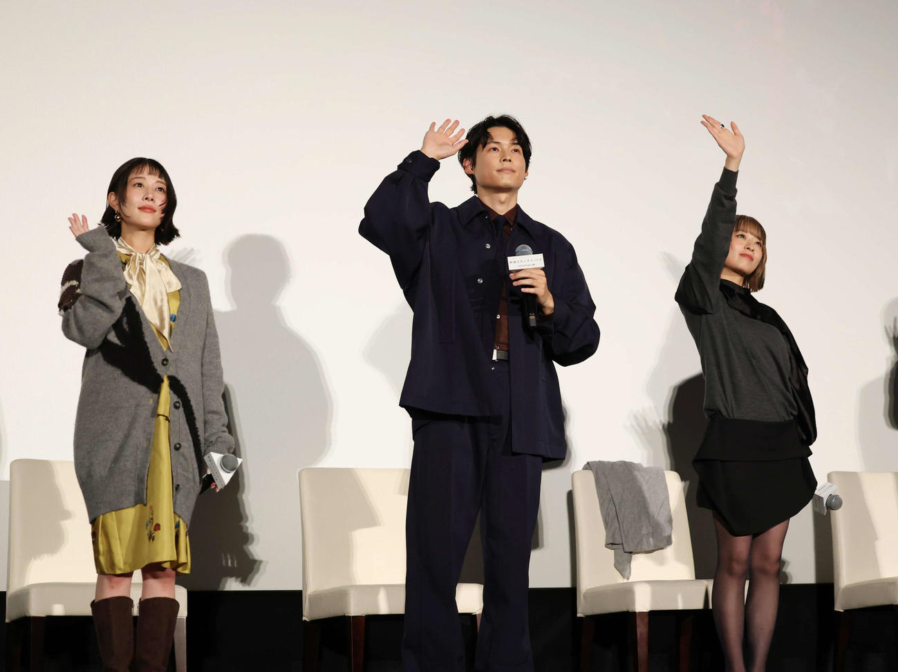 初日舞台あいさつで中継カメラに手を振る左から高畑充希、松村北斗、森七菜（撮影・増田悦実）
