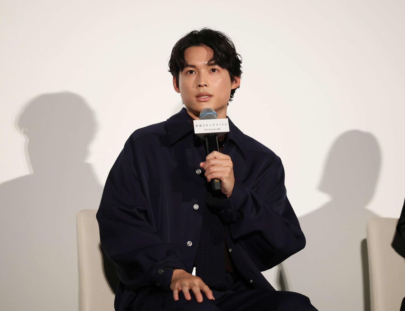 初日舞台あいさつに登壇しあいさつをする松村北斗（撮影・増田悦実）