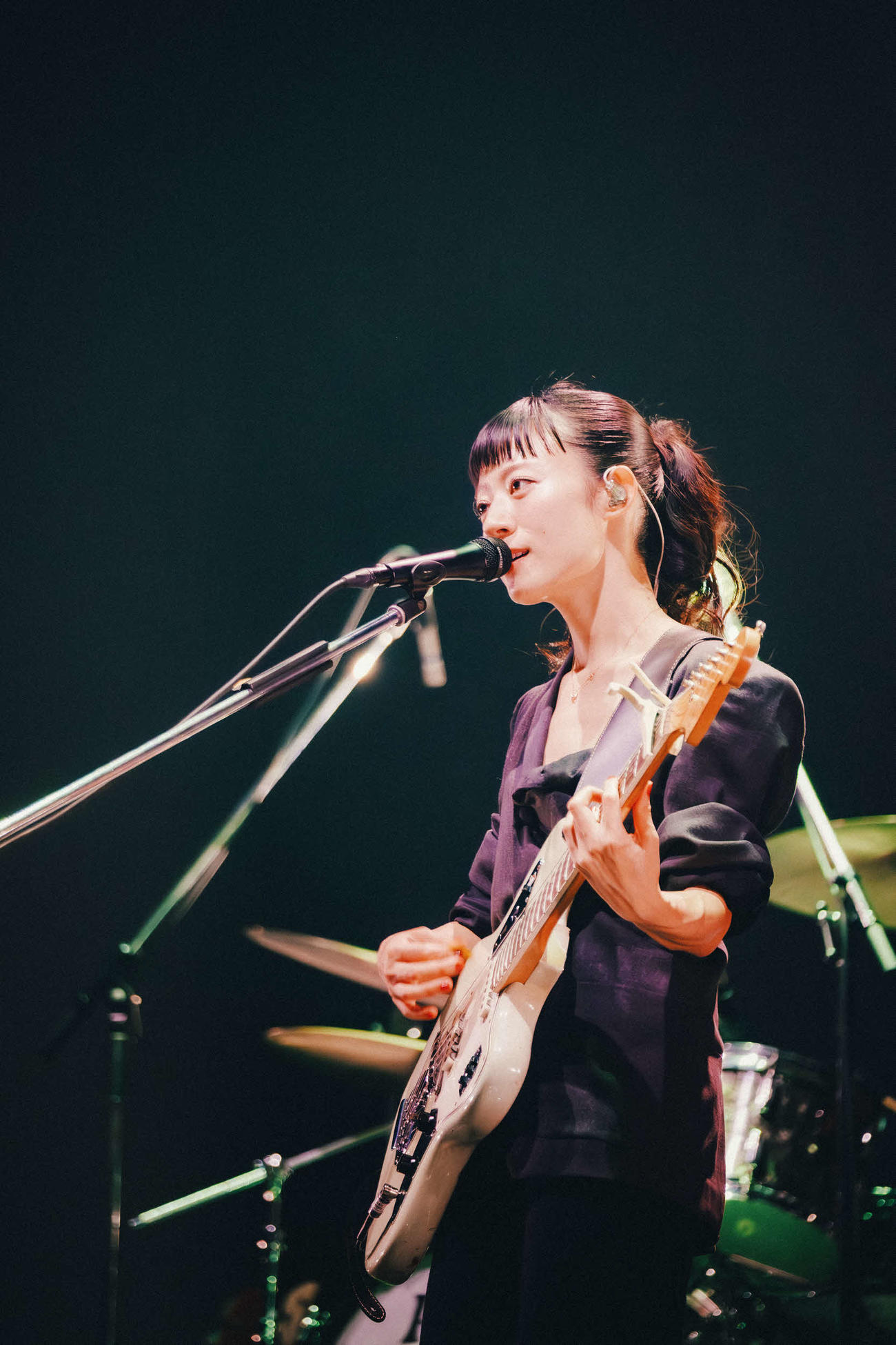 アジアツアーの日本武道館公演でパフォーマンスする羊文学の塩塚モエカ　Photo by　三浦　大輝　（Daiki Miura）