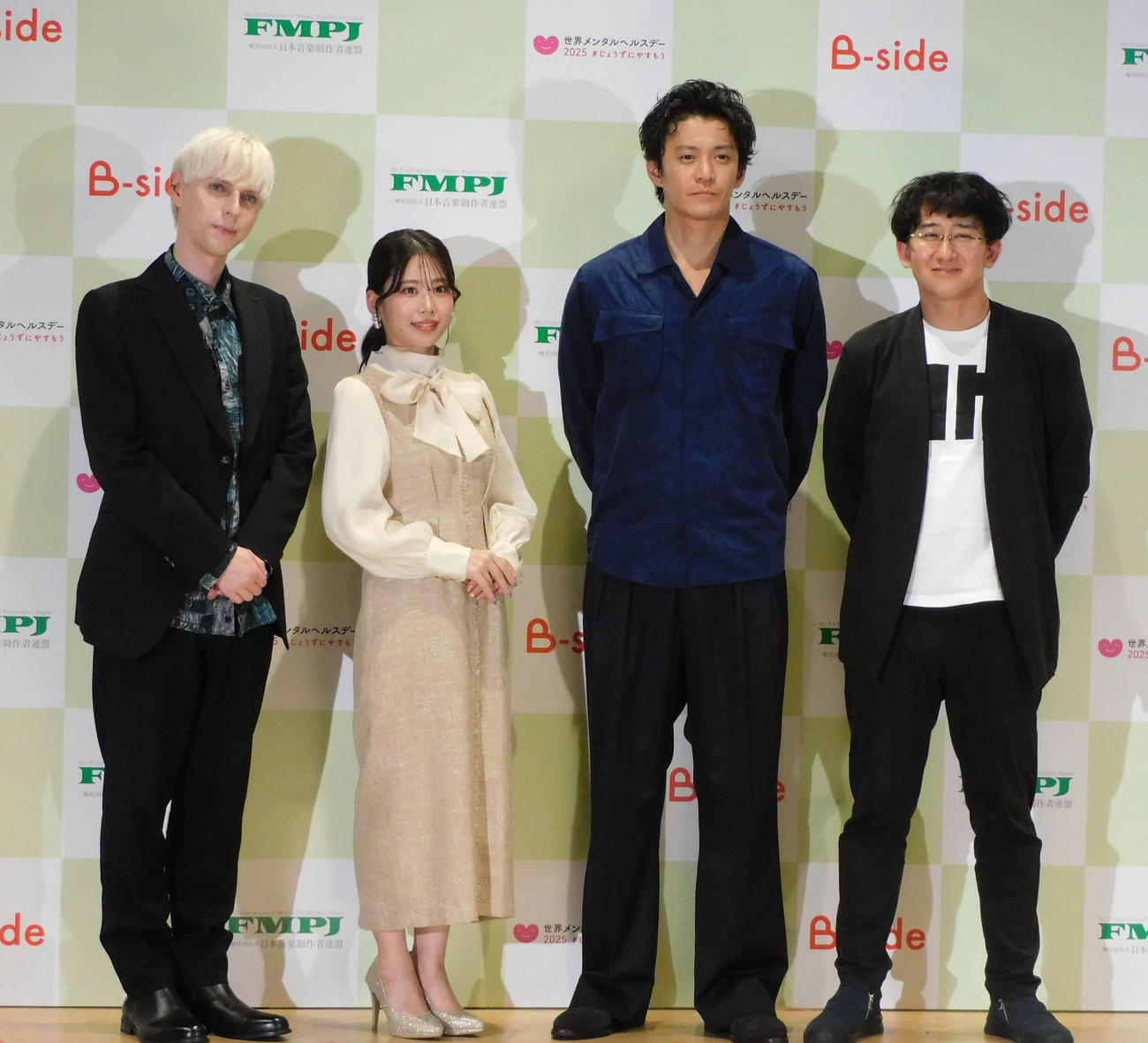 「B－side Talk　～心の健康ケアしてる？」の公開収録に参加した、左から小原ブラス、奥津マリリ、小栗旬、心療内科医の鈴木裕介氏（撮影・寺本吏輝）