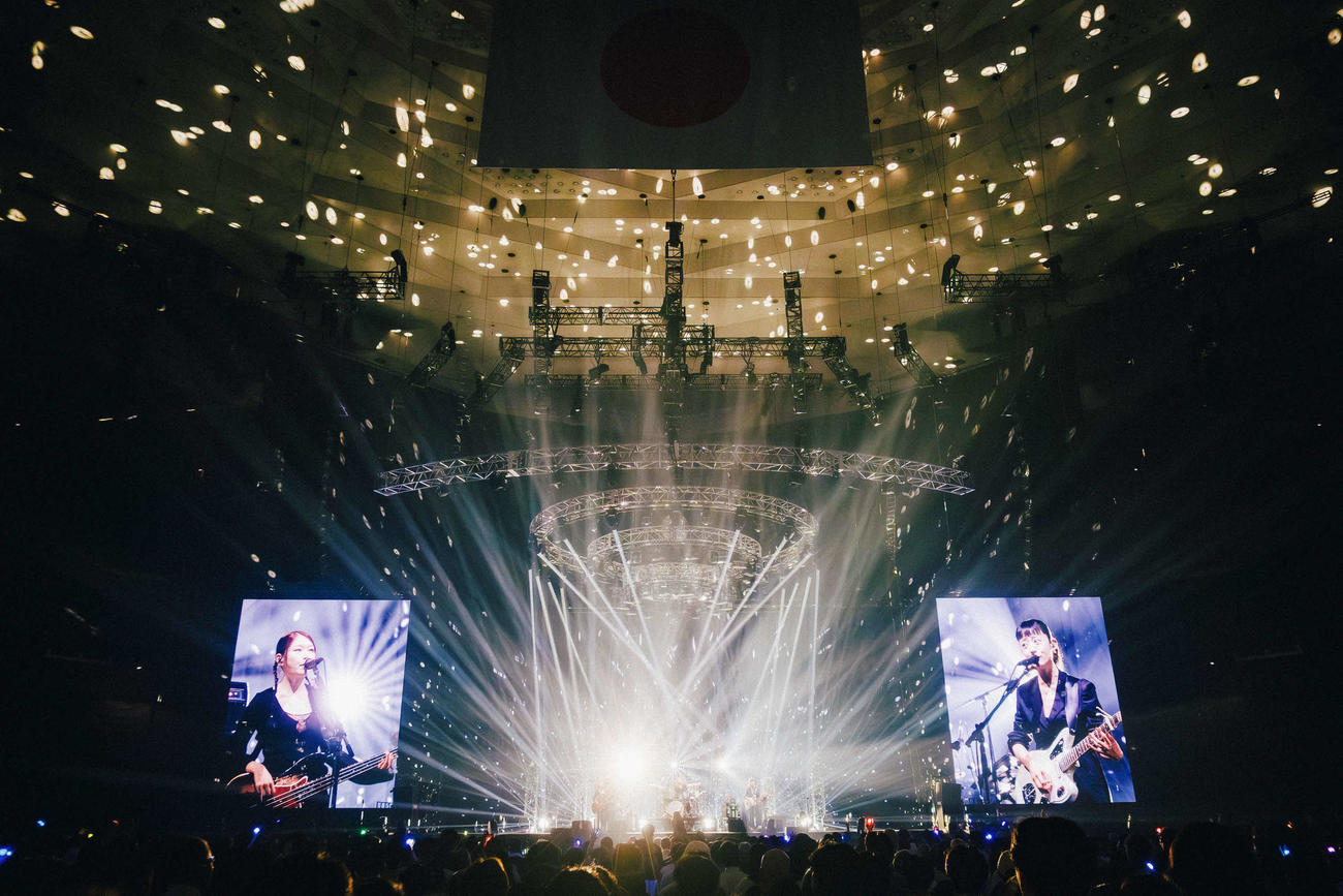 アジアツアーの日本武道館公演でパフォーマンスする羊文学　Photo by　三浦　大輝　（Daiki Miura）