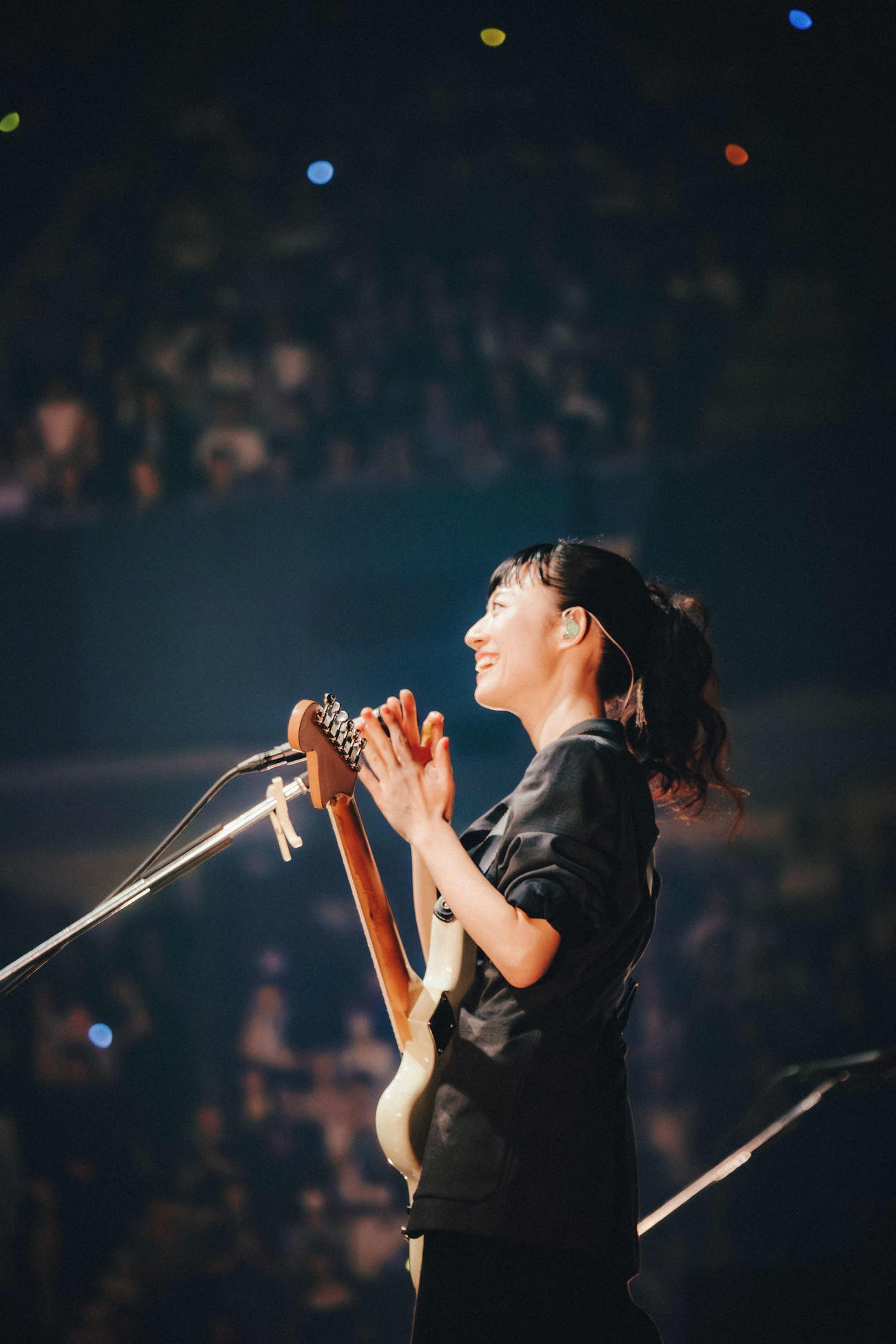 アジアツアーの日本武道館公演でパフォーマンスする羊文学の塩塚モエカ　Photo by　三浦　大輝　（Daiki Miura）