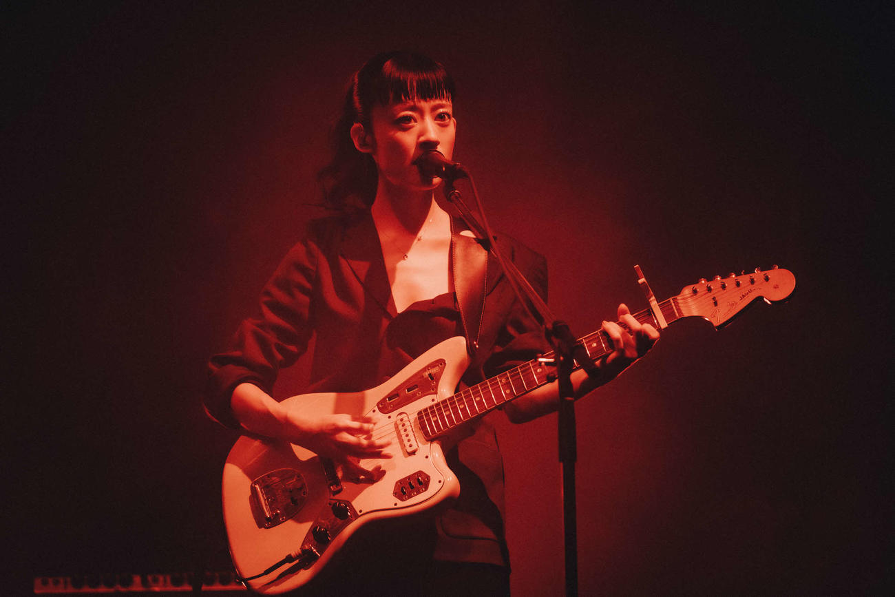 アジアツアーの日本武道館公演でパフォーマンスする羊文学の塩塚モエカ　Photo by　三浦　大輝　（Daiki Miura）
