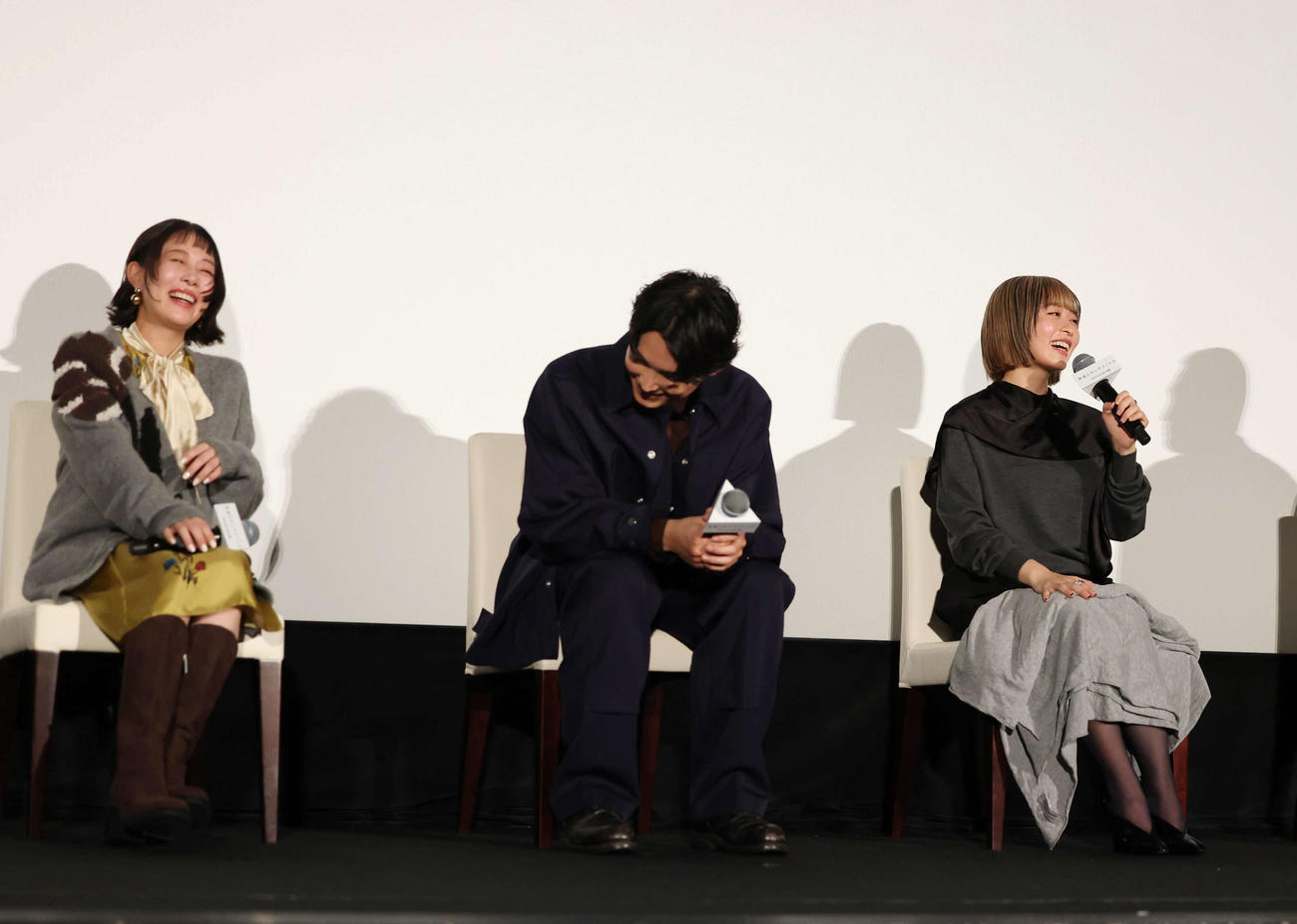 初日舞台あいさつで森七菜（右）の話に笑う高畑充希（左）と松村北斗（撮影・増田悦実）