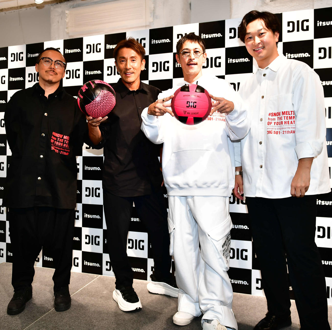 D2Cスポーツアパレルブランド「DIG（ディグ）」ブランドローンチ記念トークイベントに出席した、左から写真家レスリー・キー氏、ビーチバレーボール選手でブランドプロデューサーの西村晃一、窪塚洋介、デザイナーの一法師拓門氏（撮影・松尾幸之介）