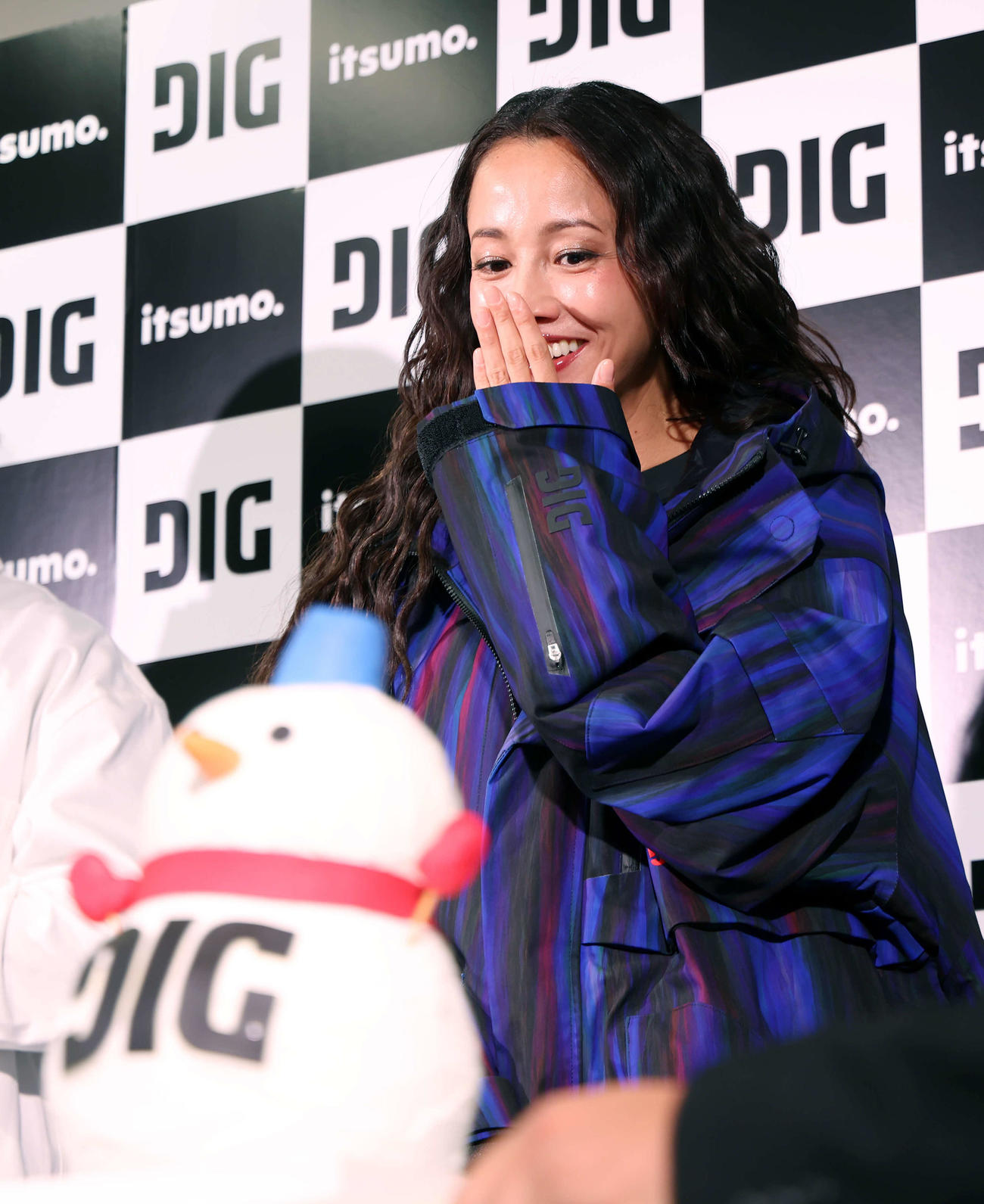 「DIG」ブランドローンチ記者会見で窪塚洋介から雪だるまのケーキをプレゼントされ、笑顔を見せる沢尻エリカ（撮影・山本朝陽）