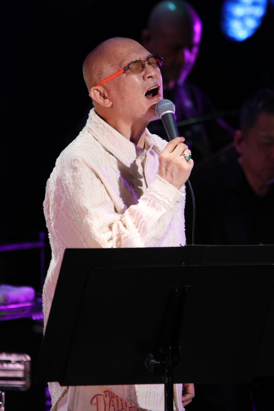 「松山千春コンサート・ツアー2025秋」越谷公演で熱唱する松山千春